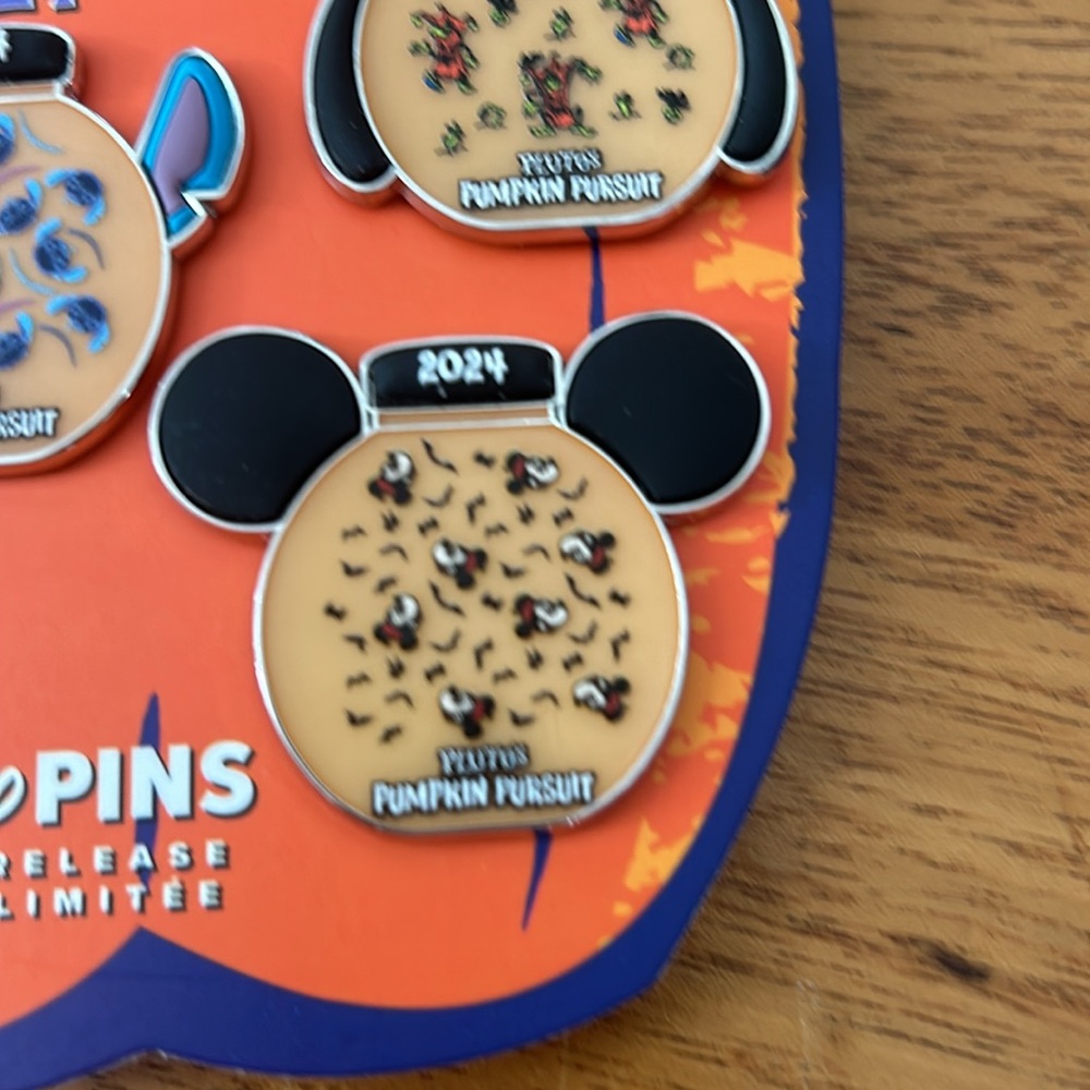PLUTO'S PUMPKIN PURSUIT 2024
5 PIN SET: PLUTO, STITCH, GOOFY, MICKEY & MINNIE - Picture 6 of 8